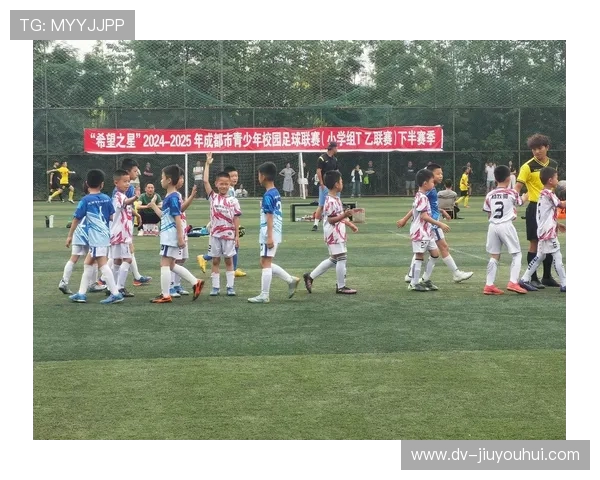 围绕踩足球摔倒韩国风波探讨体育精神与公平竞赛意义深刻影响及教训